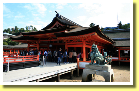 Walking in the Itsuku-shima Jinja shrine, Hatsukaichi, Hiroshima, Chugoku
